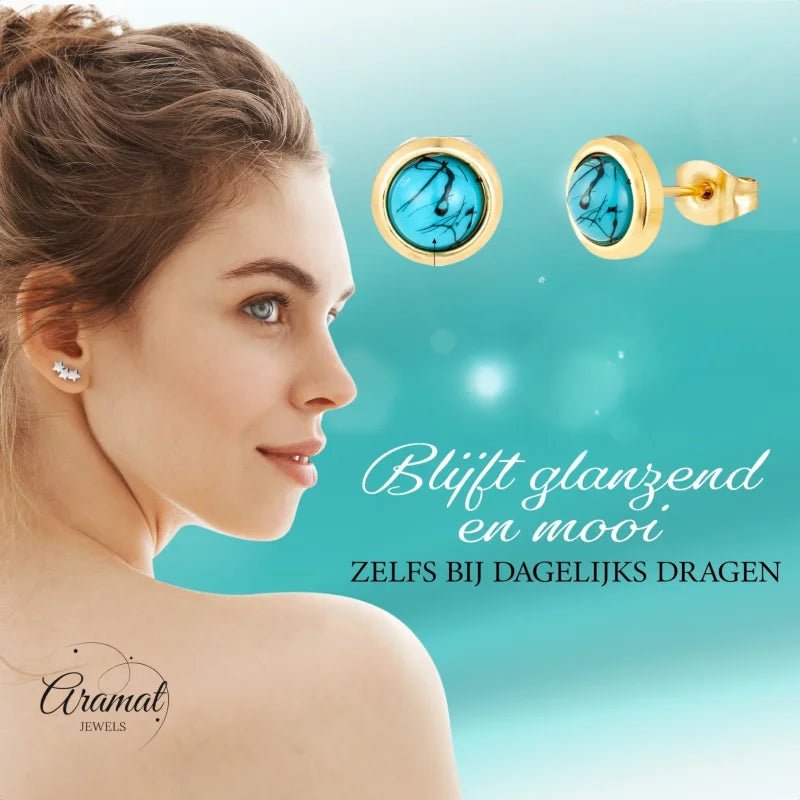 Turquoise oorbellen met gouden rand.