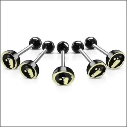 Een set van drie zwarte en gele schedelpiercings