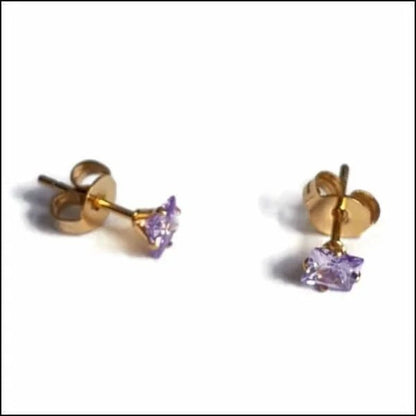 Een paar gouden en amethe oorbellen