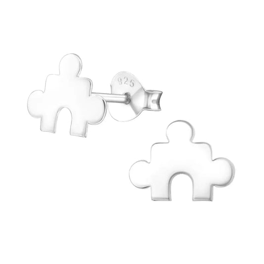 Een paar zilveren puzzel oorbellen