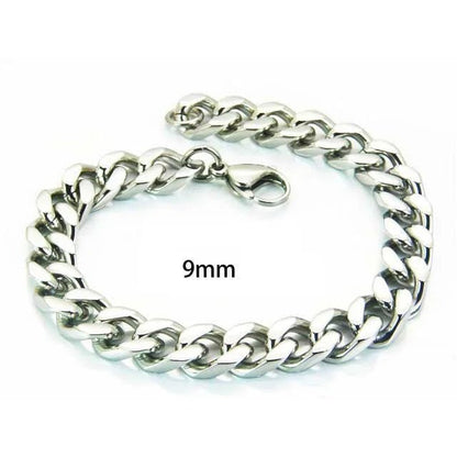 Een zilveren armband met een dikke ketting