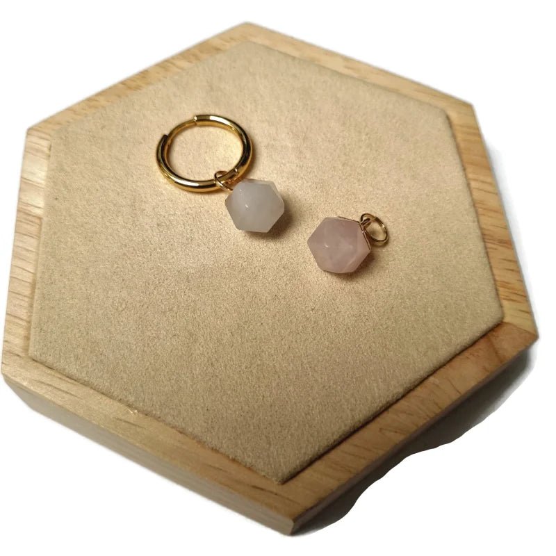 Een ring met een steen van rozenkwarts eraan