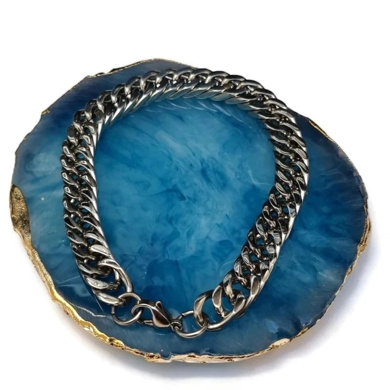 Een close-up van een blauwe agaat met een zilveren ketting