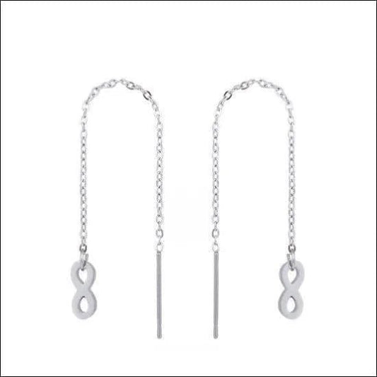 Een paar zilveren oorbellen met een ketting en een haakje