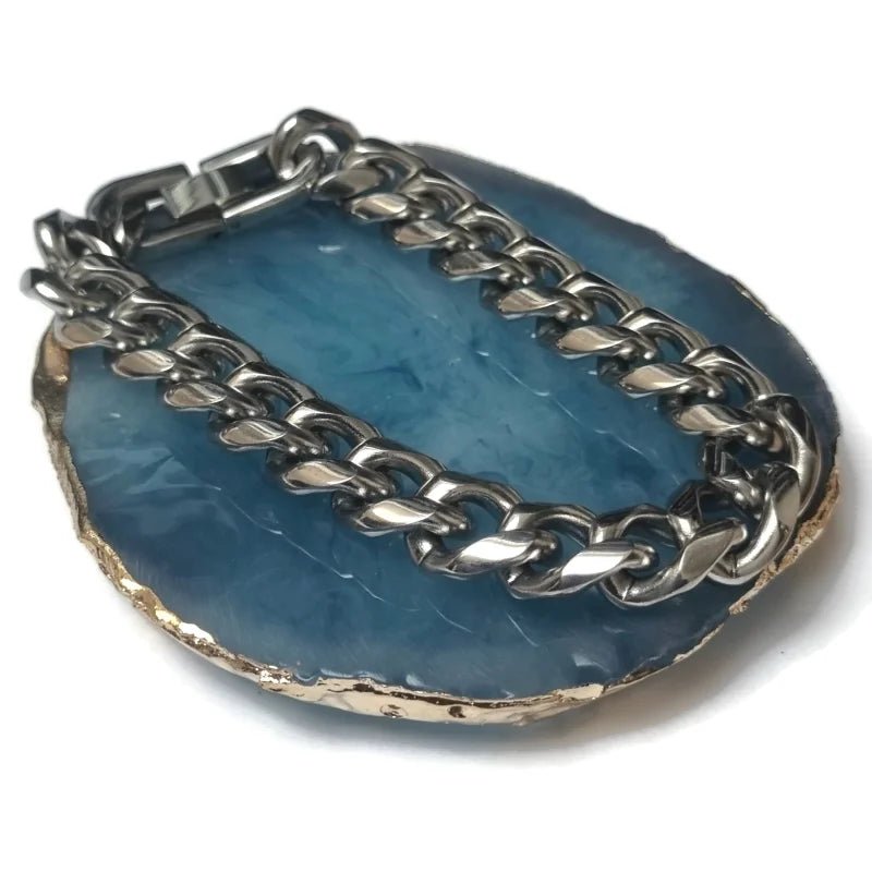 Een close-up van een blauwe agaat met een zilveren ketting