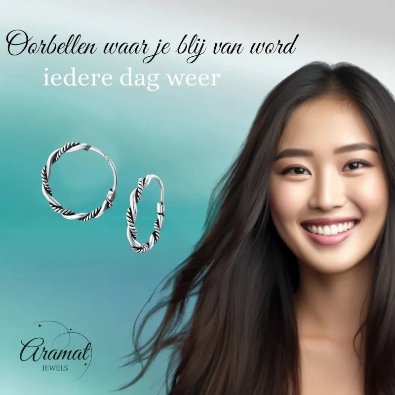 Zilveren gedraaide hoepeloorbellen.