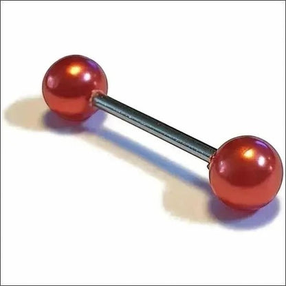 Een paar rode ballen op een witte achtergrond