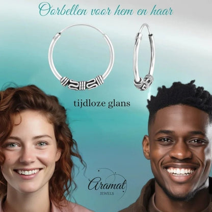 Zilveren oorbellen.