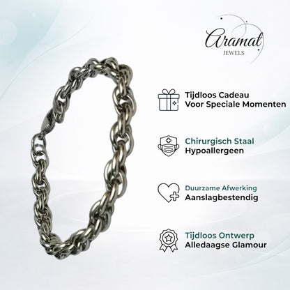 Een zilveren armband met een schakelketting