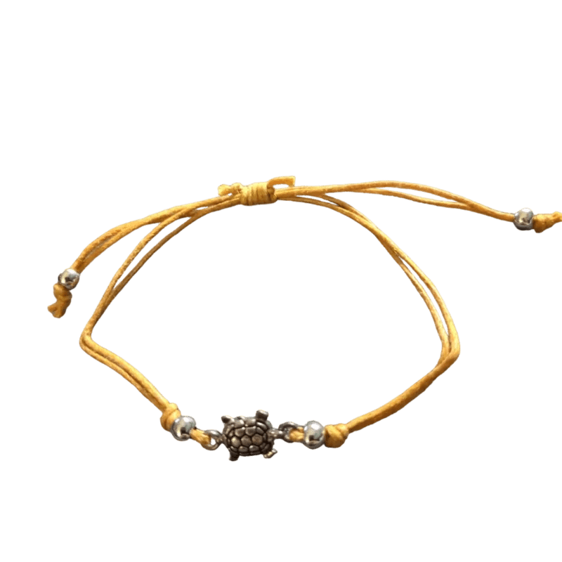 Een armband met een bloemetje eraan