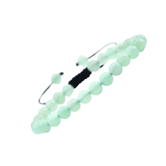 Een armband met groene jade kralen
