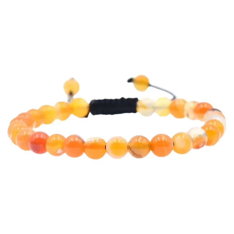 Oranje agaat kralenarmband met zwarte koordsluiting.