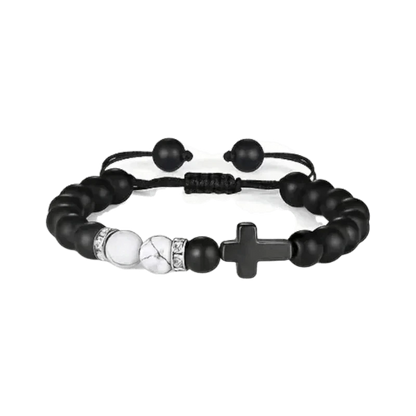 Een zwarte armband met een zilveren kruis en een zwarte bea