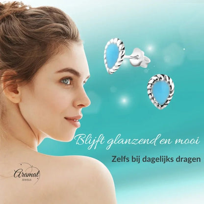 Turquoise oorbellen in de vorm van een druppel.