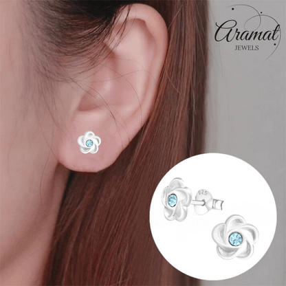 Zilveren bloemen oorstekers met blauwe kristal - Aramat Jewels - Oorbellen - cadeautip