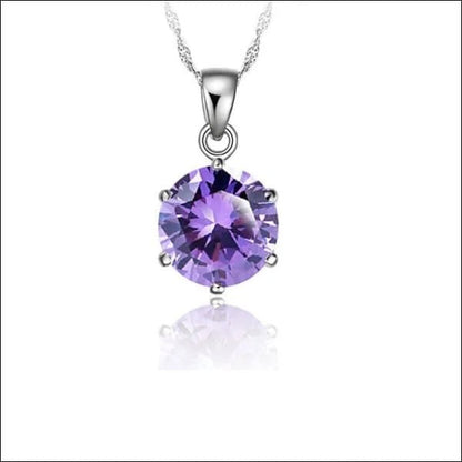 Een paarse amethe edelstenen hanger met een zilveren ketting