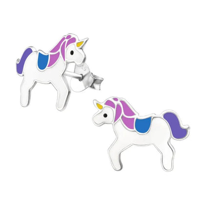 Twee witte eenhoorn oorbellen met roze, blauwe en paarse accenten.