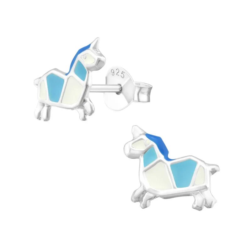 Sterling zilveren oorbellen in de vorm van geometrische eenhoorns in blauw en wit emaille.
