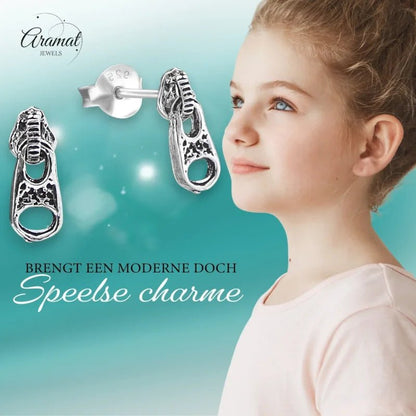 Zilveren oorbellen met rits.