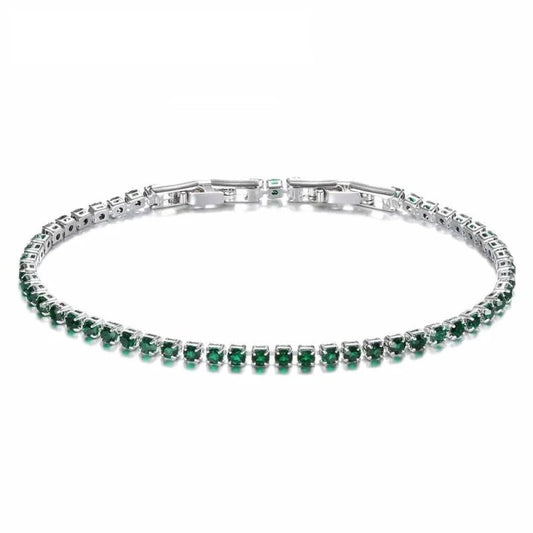 Een armband met smaragdgroene stenen