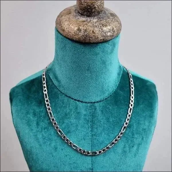 Een close-up van een etalagepop met een ketting eraan