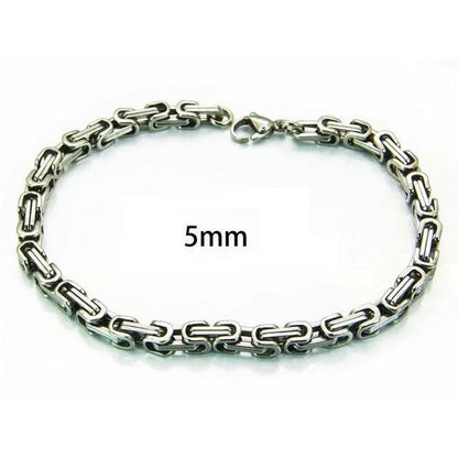 Een zilveren armband met een schakelketting
