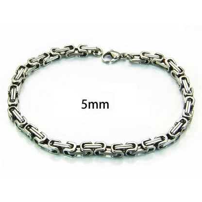 Een zilveren armband met een schakelketting