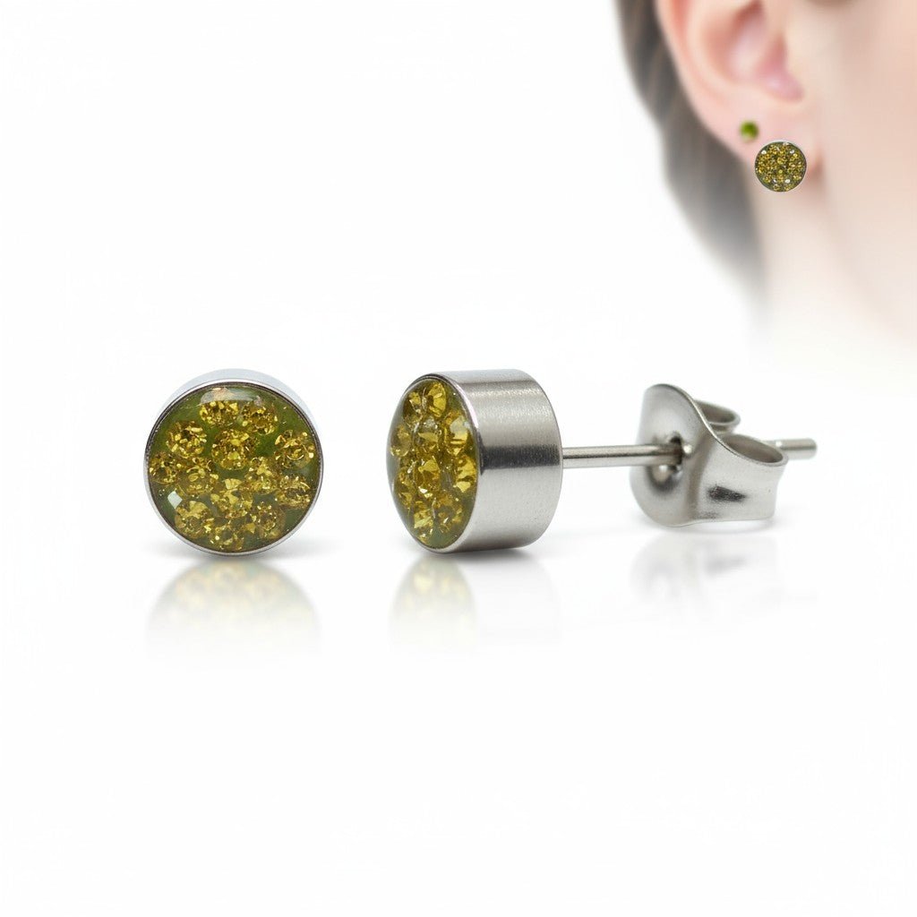 Zilverkleurige oorstekers met olijfgroen kristal – 6 mm - Aramat Jewels - Oorbellen - cadeautip