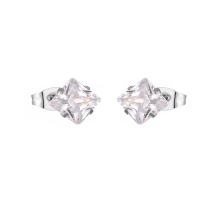 Paar vierkante diamanten oorbellen met prong zetting.
